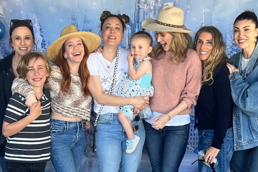 Cuoco with her friends.
Ashley Jones/Instagram